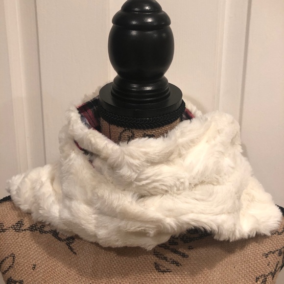 NEW Faux Fur And Plaid Flannel Scarf - Picture 4 of 5